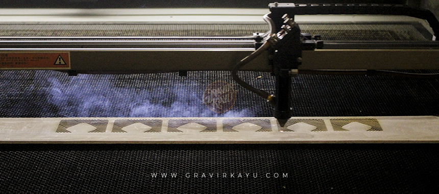 Pembuatan kerajinan unik dengan mesin Gravir Kayu Jepara