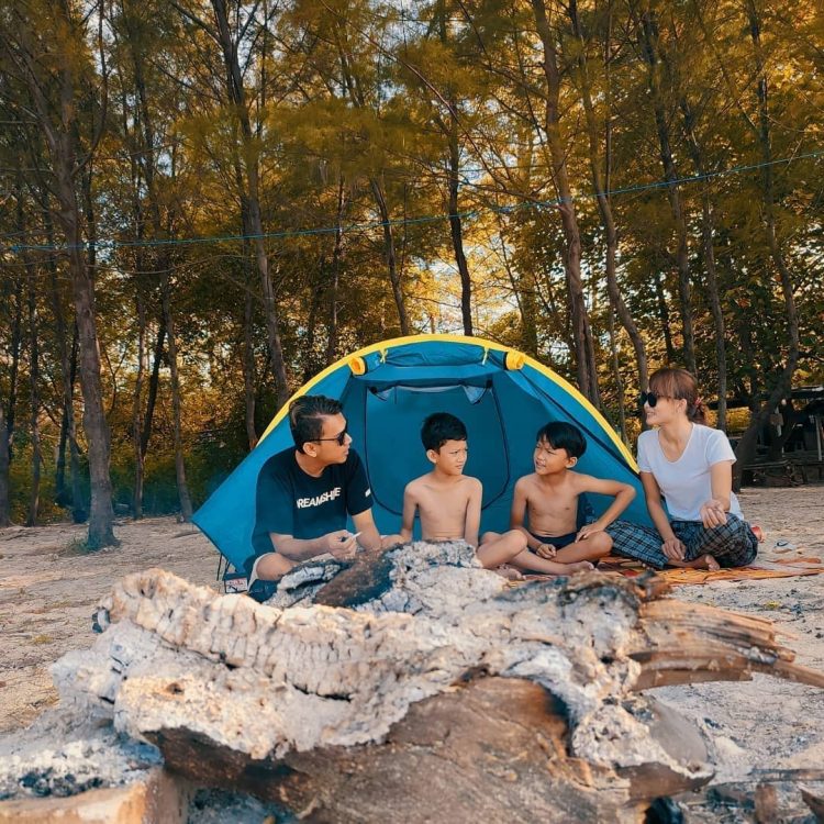 Camping bersama keluarga di Pulau Panjang Jepara